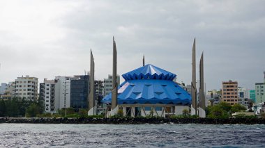Kral Salman Camii 'nin erkeği denizden gelen şelalelerde.