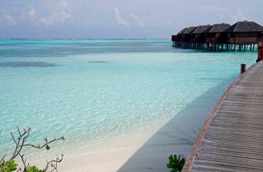 Maldiv adasında manzaralı iskele manzarası