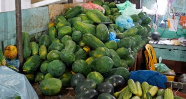 Maldivler üzerinde yerel bir çiftçi pazarında taze meyveler