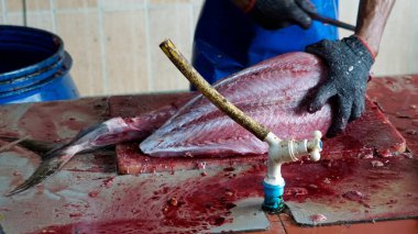 Themaldives 'taki balık pazarında taze ton balığı bifteği hazırlıyorum.
