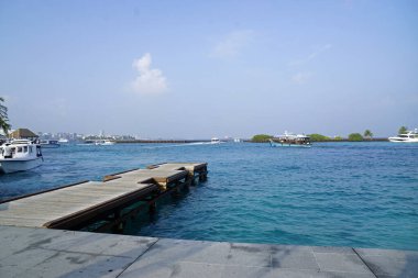 Maldives havaalanındaki yolcular için iskele.