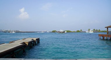Maldives havaalanındaki yolcular için iskele.