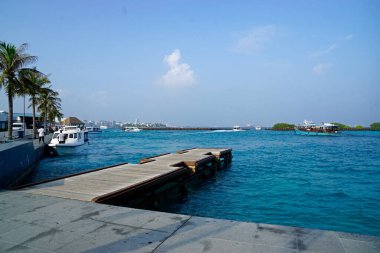 Maldives havaalanındaki yolcular için iskele.