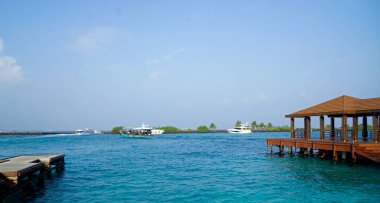 Maldives havaalanındaki yolcular için iskele.