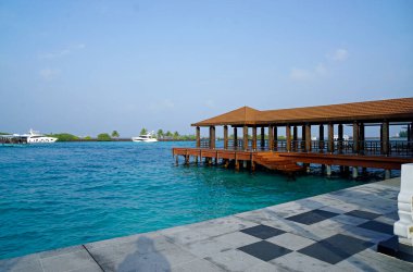 Maldives havaalanındaki yolcular için iskele.