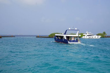 Maldives havaalanındaki yolcular için iskele.