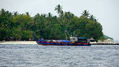 Maldivler adalarında ikmal botu