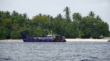 Maldivler adalarında ikmal botu