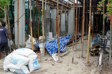 Maafushi, Maldivler - Ocak 2025: Yerel bir maldivler adasında inşaat alanı