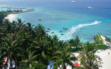 Maafushi, Maldivler - Ocak 2025: Yerel bir adadaki Tropikal Koyda Turistler