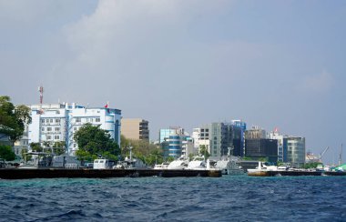 Erkek, Maldivler - Ocak 2025: Başkentin limanındaki modern binalar