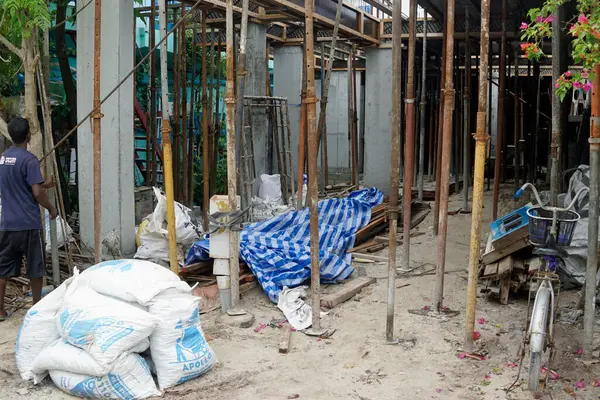 Maafushi, Maldivler - Ocak 2025: Yerel bir maldivler adasında inşaat alanı