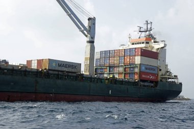 Erkek, Maldives - Ocak 2025 Erkek limanında yük gemisi