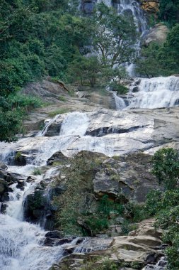 Ravana şelalesi Sri Lanka 'da yemyeşil ile çevrili.