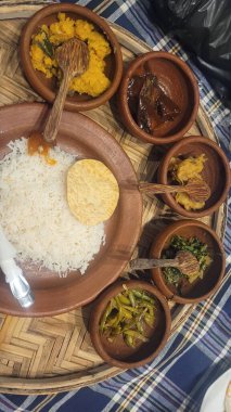  Sri Lanka 'da geleneksel pirinç ve köri tabağı