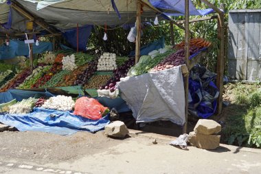 Candy, Sri Lanka - 8 Şubat 2025: Highlands caddesi boyunca market tezgahları