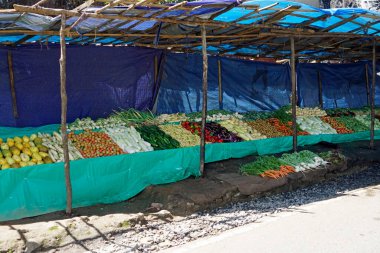 Candy, Sri Lanka - 8 Şubat 2025: Highlands caddesi boyunca market tezgahları