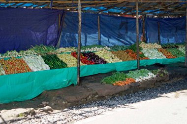 Candy, Sri Lanka - 8 Şubat 2025: Highlands caddesi boyunca market tezgahları