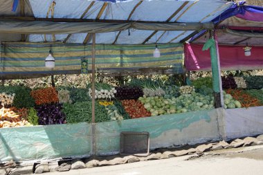 Candy, Sri Lanka - 8 Şubat 2025: Highlands caddesi boyunca market tezgahları