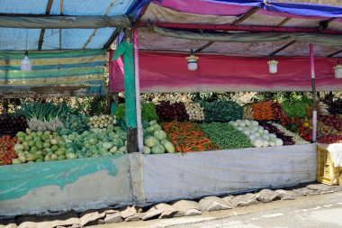 Candy, Sri Lanka - 8 Şubat 2025: Highlands caddesi boyunca market tezgahları