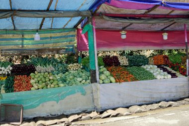 Candy, Sri Lanka - 8 Şubat 2025: Highlands caddesi boyunca market tezgahları