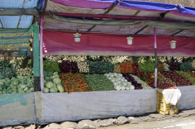 Candy, Sri Lanka - 8 Şubat 2025: Highlands caddesi boyunca market tezgahları