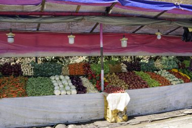 Candy, Sri Lanka - 8 Şubat 2025: Highlands caddesi boyunca market tezgahları