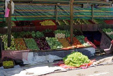 Candy, Sri Lanka - 8 Şubat 2025: Highlands caddesi boyunca market tezgahları