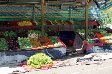 Candy, Sri Lanka - 8 Şubat 2025: Highlands caddesi boyunca market tezgahları