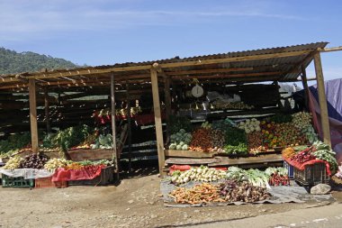 Candy, Sri Lanka - 8 Şubat 2025: Highlands caddesi boyunca market tezgahları