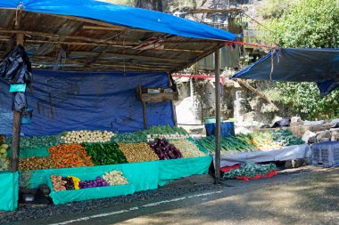 Candy, Sri Lanka - 8 Şubat 2025: Highlands caddesi boyunca market tezgahları