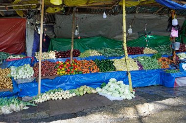 Candy, Sri Lanka - 8 Şubat 2025: Highlands caddesi boyunca market tezgahları