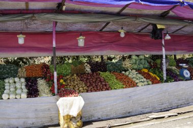 Candy, Sri Lanka - 8 Şubat 2025: Highlands caddesi boyunca market tezgahları
