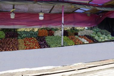 Candy, Sri Lanka - 8 Şubat 2025: Highlands caddesi boyunca market tezgahları