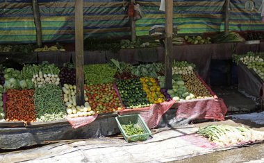 Candy, Sri Lanka - 8 Şubat 2025: Highlands caddesi boyunca market tezgahları