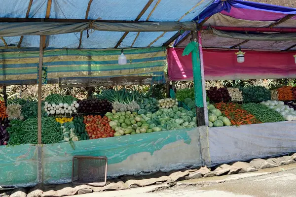 Candy, Sri Lanka - 8 Şubat 2025: Highlands caddesi boyunca market tezgahları