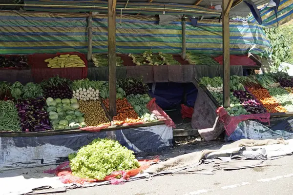 Candy, Sri Lanka - 8 Şubat 2025: Highlands caddesi boyunca market tezgahları