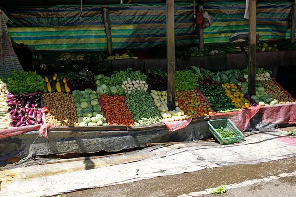 Candy, Sri Lanka - 8 Şubat 2025: Highlands caddesi boyunca market tezgahları