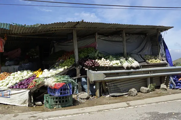 Candy, Sri Lanka - 8 Şubat 2025: Highlands caddesi boyunca market tezgahları