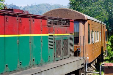 Sri Lanka dağlarında geleneksel eski trenler