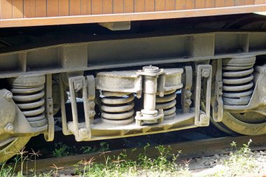 Sri Lanka dağlarında geleneksel eski trenler