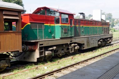 Sri Lanka dağlarında geleneksel eski trenler
