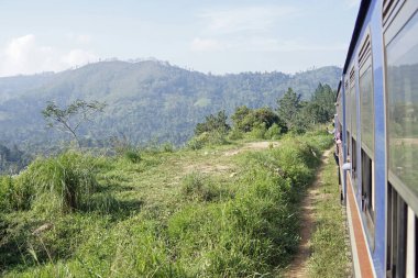 Sri Lanka dağlarında geleneksel eski trenler