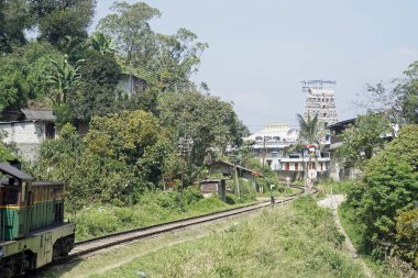 Sri Lanka dağlarında geleneksel eski trenler