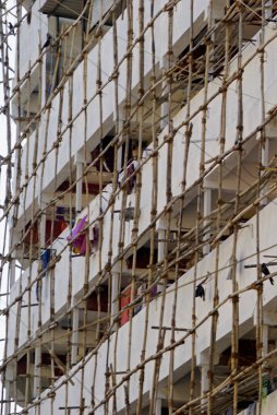 Mumbai 'de bir binanın üzerinde bambu iskelesi.