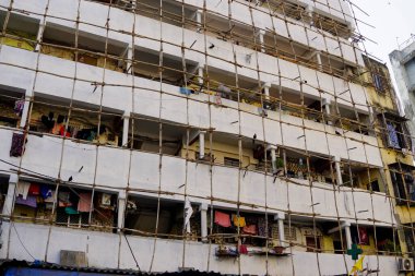 Mumbai 'de bir binanın üzerinde bambu iskelesi.