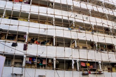 Mumbai 'de bir binanın üzerinde bambu iskelesi.