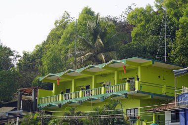 Goa 'daki Araarbol plajında renkli evler