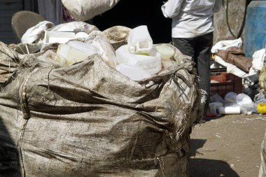 Hindistan 'da Mumbai' deki Dharavi gecekondu mahallesinde plastik geri dönüşümü.