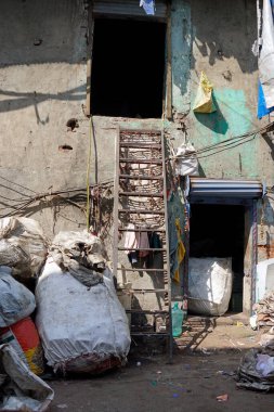 Hindistan 'da Mumbai' deki Dharavi gecekondu mahallesinde plastik geri dönüşümü.